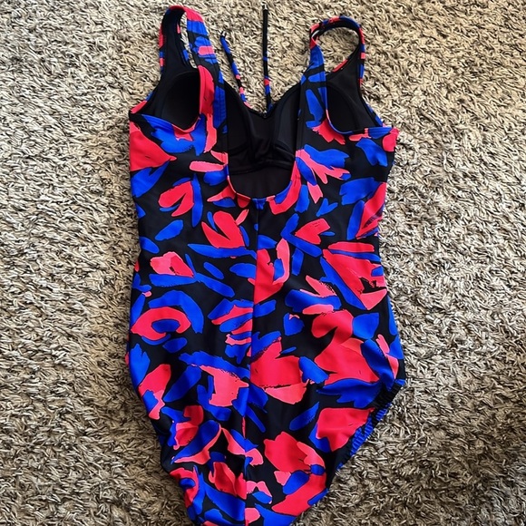 Aqua Green Cinch
Front One Piece Swimsuit
Medium Multicolor Size 8 - Picture 3 of 14